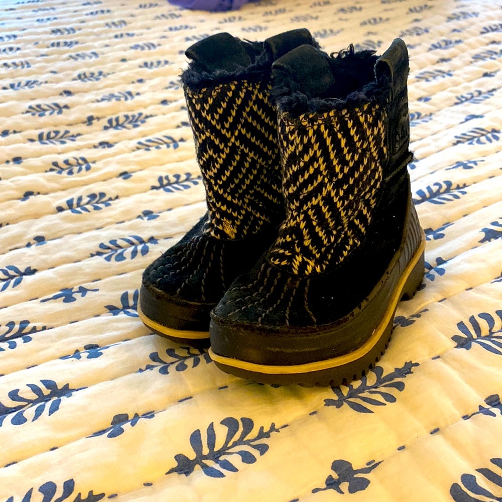 Sorel Size 8 toddler black/white slip on boots.